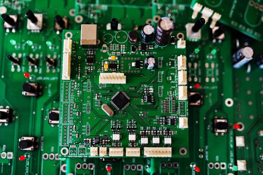 5 Differences Between Standard PCB Manufacturing and HDI PCB Production